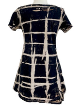Load image into Gallery viewer, Cynthia Ashby SHORT SLEEVE GRAPHIC TUNIC
