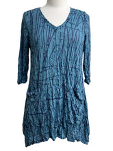 Load image into Gallery viewer, Chalet CRINKLE V TUNIC PRIN
