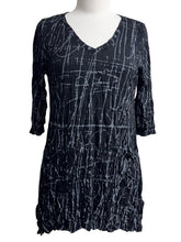 Load image into Gallery viewer, Chalet CRINKLE V TUNIC PRIN
