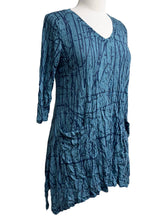 Load image into Gallery viewer, Chalet CRINKLE V TUNIC PRIN
