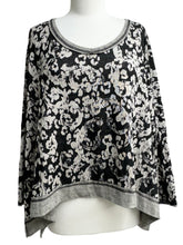 Load image into Gallery viewer, Cut Loose FLORAL JACQUARD V NECK TOP
