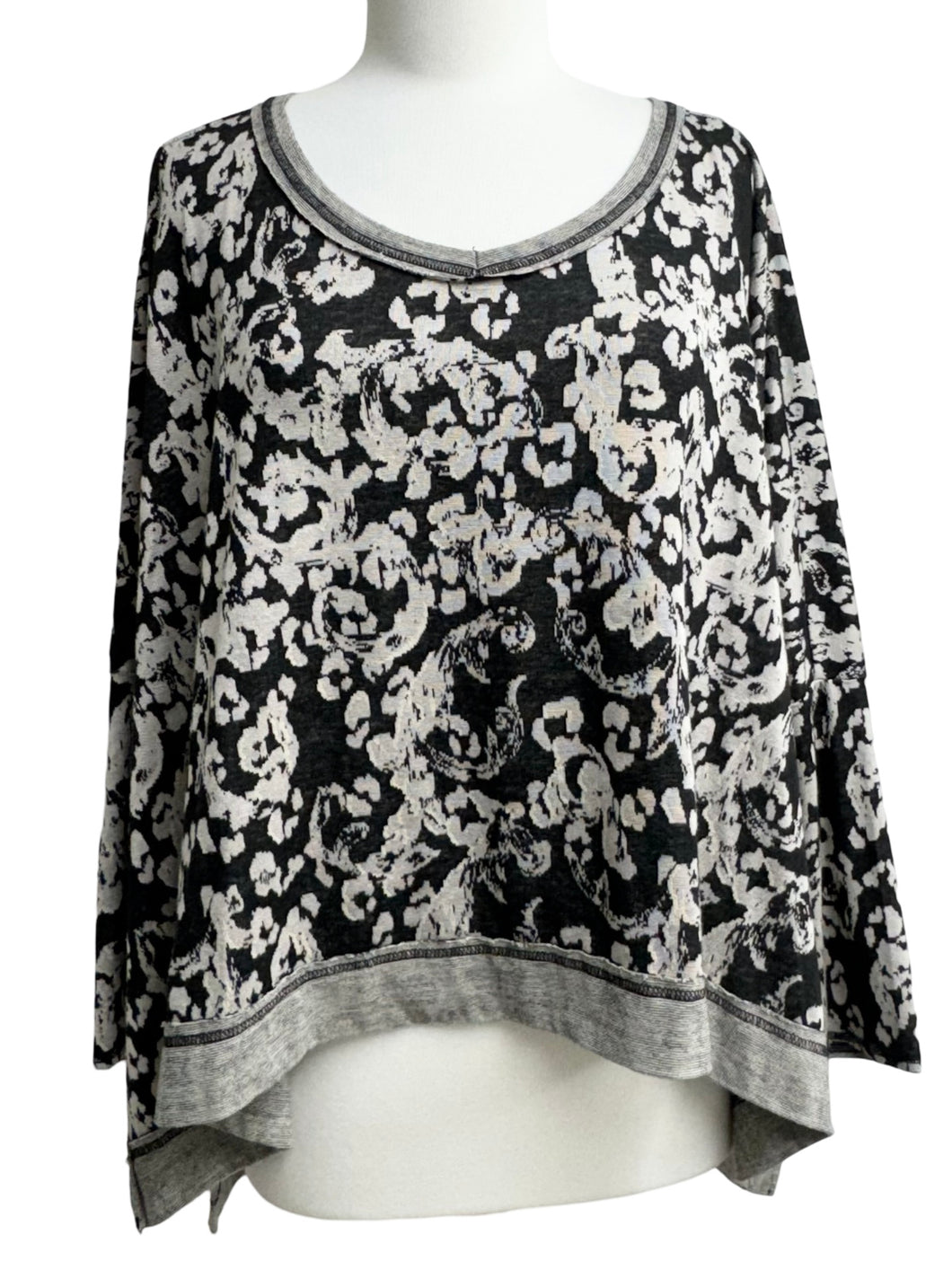 Cut Loose FLORAL JACQUARD V NECK TOP