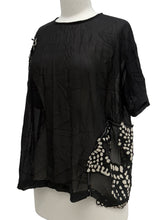 Load image into Gallery viewer, Alembika SHORT SLEEVE APPLIQUE TOP
