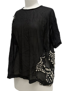 Alembika SHORT SLEEVE APPLIQUE TOP