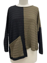 Load image into Gallery viewer, Inoah STEP HEM PULLOVER
