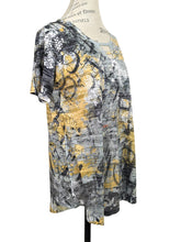 Load image into Gallery viewer, Inoah SHORT SLEEVE TUNIC GOLD NIGHT
